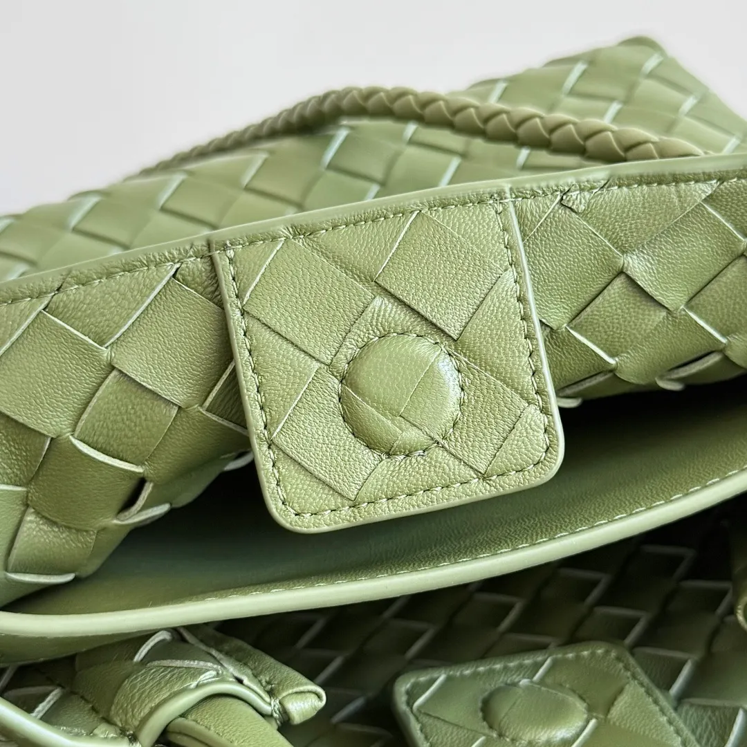 The 2023 new Andiamo batch 1860BV is shipped‼ ️Really popular🔥The new Andiamo woven handbag launched by Bottega Veneta this season is really popular all over the world! ! Celebrities at home and abroad have worn it, and Oscar-winning actress Michelle Yeoh has taken it out on the street. Song Jia, Trai Yara, Yu Feihong, Sanji Ayaka, Rosie Hunting-Whiteley, Yoshioka Riho, etc. have all picked up this bag. It is classic and versatile, showing off its temperament, and the bag capacity is also large, which is very convenient for daily commuting! ! A variety of carrying methods, the shoulder straps can be adjusted by yourself, the original lambskin feels soft and delicate, and the unisex style breaks gender boundaries and brings a more practical and longer-lasting use experience. Andiamo, which has both elegant and casual styles, perfectly interprets the true appearance of "fashionable old money style". Style number: 743568 Size: 25*22*10.5cm